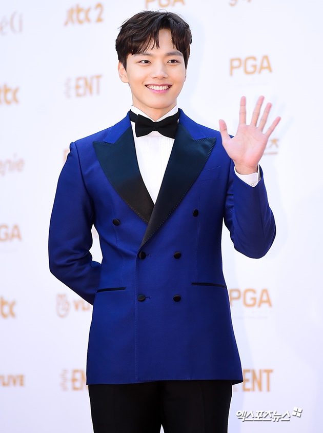 Gambar Foto Yeo Jin Goo tersenyum cerah berbalut jas biru di red carpet Golden Disc Awards 2018.