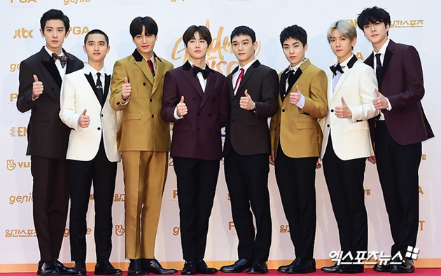 Gambar Foto Para member EXO memamerkan pesona mereka dengan mengenakan setelan jas empat warna di red carpet Golden Disc Awards 2018.
