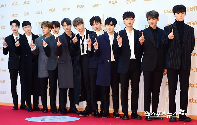 Gambar Foto Para member Wanna One super ganteng di di red carpet Golden Disc Awards 2018 dan digadang-gadang menjadi pemenang Best New Artist of the Year.