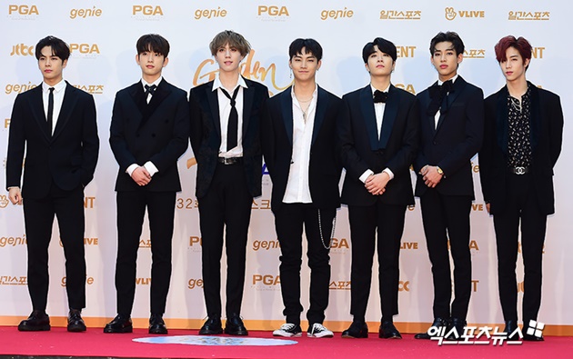 Gambar Foto Para personel GOT7 tampil memukau berbalut setelan jas hitam dan kemeja putih di red carpet Golden Disc Awards 2018.