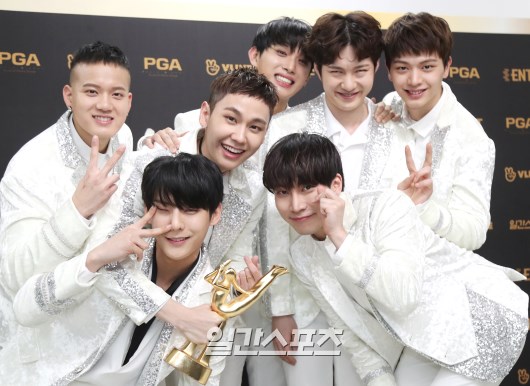 Gambar Foto Para personel BTOB berfoto bersama sambil memamerkan trofi Best Male Group usai gelaran Golden Disc Awards 2018.