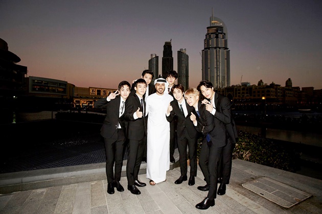 Gambar Foto EXO berlama-lama berada di tempat pertunjukan dan berpose dengan sosok berpengaruh di Dubai.