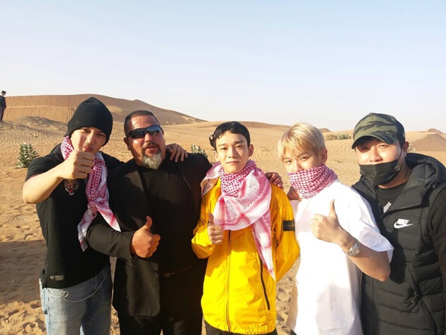 Gambar Foto Sehari setelah pertunjukan, EXO tak ingin melewatkan untuk bermain di gurun Dubai dan pose mengenakan sorban.