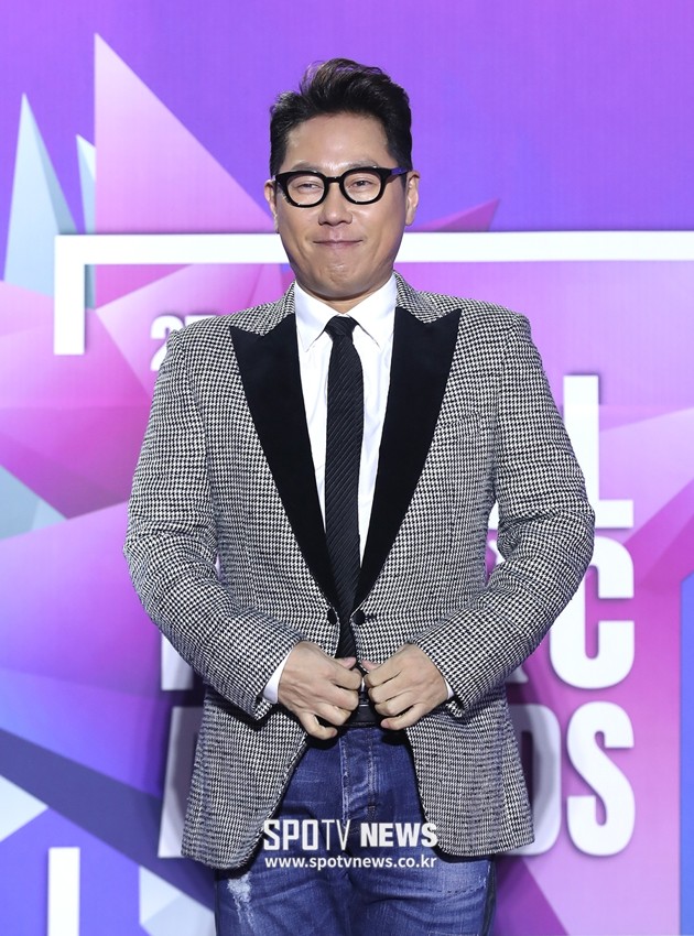 Gambar Foto Yoon Jong Shin di Red Carpet Seoul Music Awards 2018