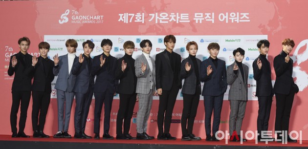 Gambar Foto Seventeen di Red Carpet Gaon Chart Music Awards 2018