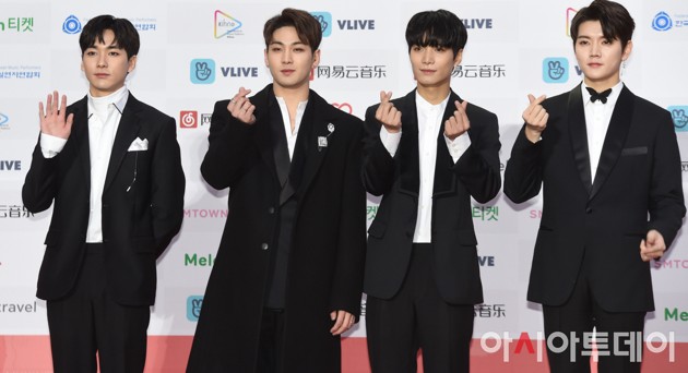 Gambar Foto NU'EST W di Red Carpet Gaon Chart Music Awards 2018