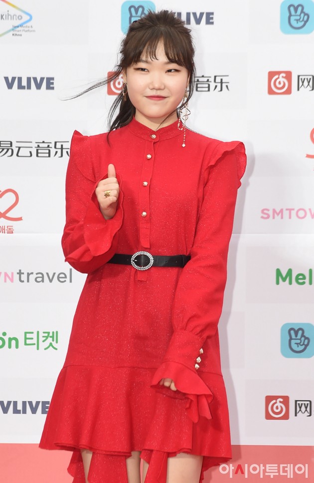 Gambar Foto Lee Soo Hyun Akdong Musician di Red Carpet Gaon Chart Music Awards 2018