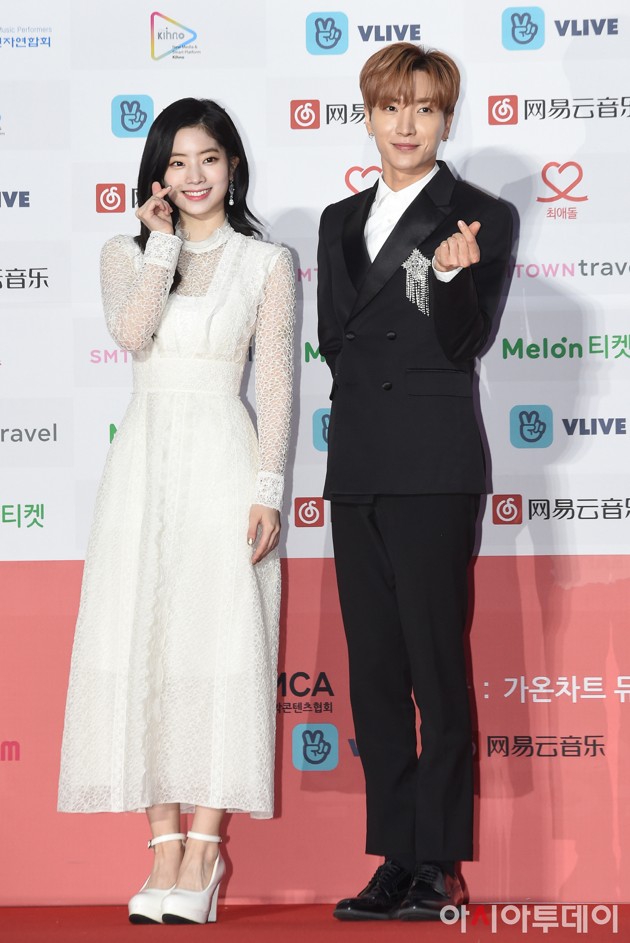 Gambar Foto Dahyun Twice dan Leeteuk SuJu di Red Carpet Gaon Chart Music Awards 2018