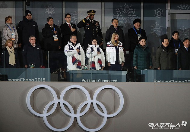 Gambar Foto Presiden Moon Jae In terlihat sangat khidmat mendengarkan lagu kebangsaan Korea Selatan.