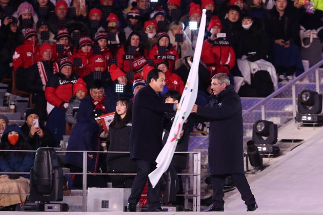 Gambar Foto Walikota Pyeongchang Sim Jae Guk menyerahkan bendera Olimpiade ke Presiden Komite Olimpiade Thomas Bach.