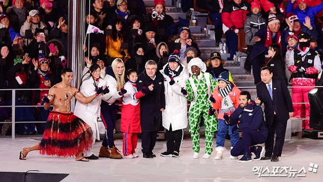 Gambar Foto Para atlet perwakilan negara peserta Olimpiade tampak berfoto ceria bersama.
