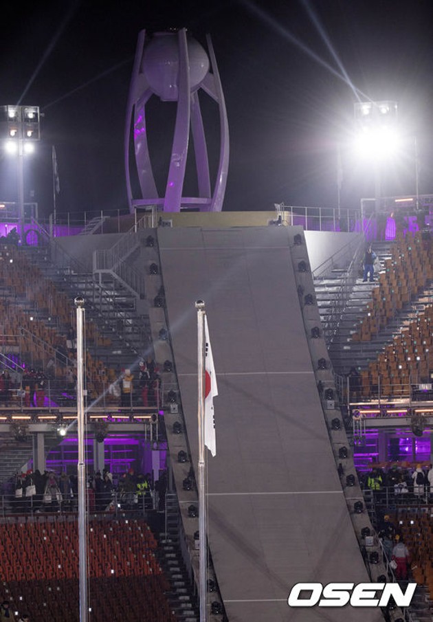 Gambar Foto Olimpiade Musim Dingin Pyeongchang 2018 resmi ditutup bersamaan dengan padamnya api Olimpiade.