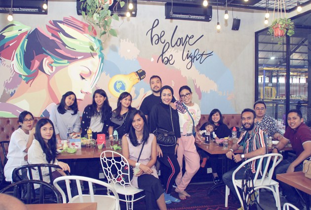Gambar Foto Bukan hanya rekan-rekan artis, pesta ulang tahun Aqilah juga dihadiri teman-teman Ayu Dewi yang lain.