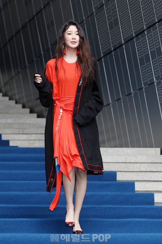 Gambar Foto Punya bodi jenjang bak model, Park Su Bin super cantik saat hadiri rangkaian acara Seoul Fashion Week 2018.