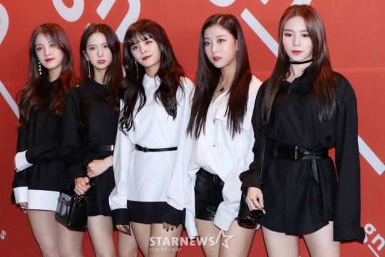 Gambar Foto Dukung Yeeun, member CLC lainnya kompak datangi acara Seoul Fashion Week 2018.
