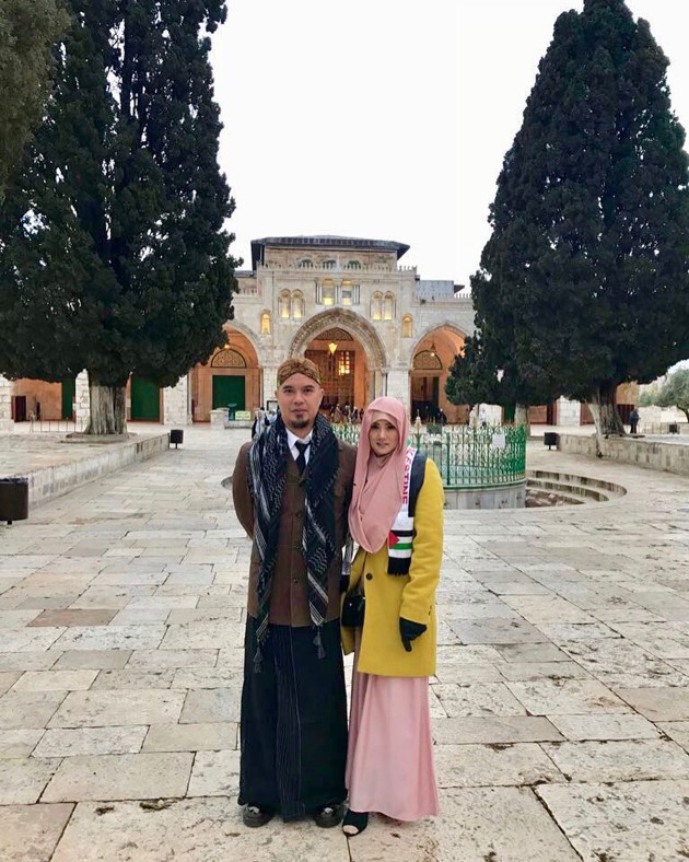 Gambar Foto Dhani dan Mulan juga tak lupa mengunjungi Masjid Al Aqsa dan menjalankan ibadah di sana.