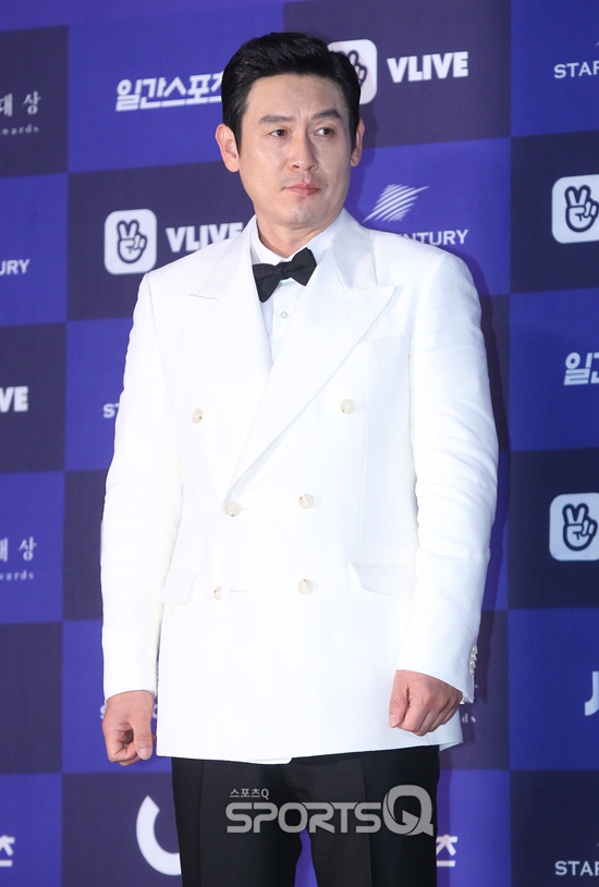 Gambar Foto Sol Kyung Gu datang sebagai nominasi pemenang Best Actor Film di Baesang Art Awards 2018.