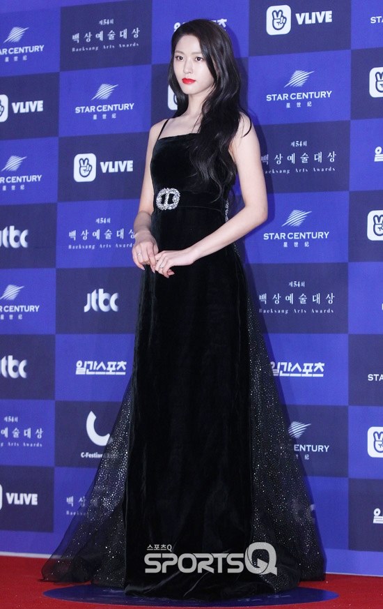 Gambar Foto Seolhyun AOA tampil cantik dalam balutan dres hitam elegan di Baesang Art Awards 2018.