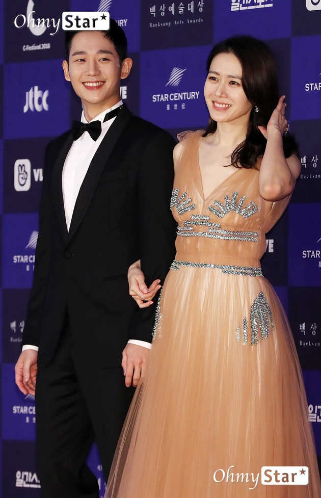 Gambar Foto Park Hae Jin datang sebagai pemenang Popularity Awards dan Son Ye Jin dinominasikan sebagai peraih Best Actress Film di Baesang Art Awards 2018.