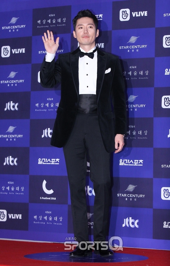 Gambar Foto Jang Hyuk tampak ganteng dengan balutan jas resmi di Baesang Art Awards 2018.