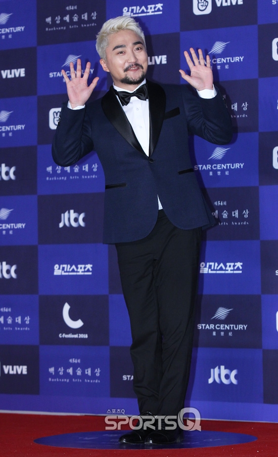Gambar Foto Yoo Byung Jae datang dengan senyum ceria di Baesang Art Awards 2018.