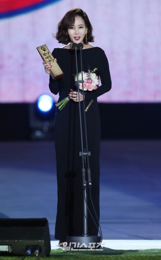 Gambar Foto Kim Nam Joo meraih penghargaan Best Actress kategori TV.