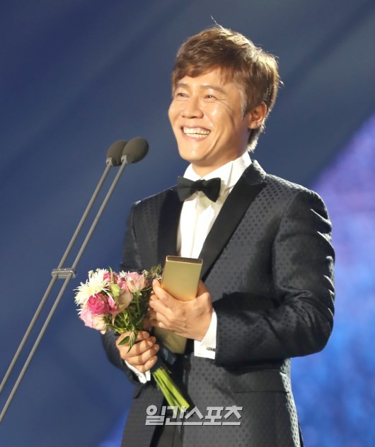 Gambar Foto Park Ho San meraih penghargaan Best Supporting Actor kategori TV.