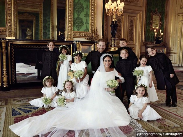 Gambar Foto Tradisi yang selalu muncul setiap Royal Wedding adalah kedua mempelai foto bersama para keponakan. Lucu yaa