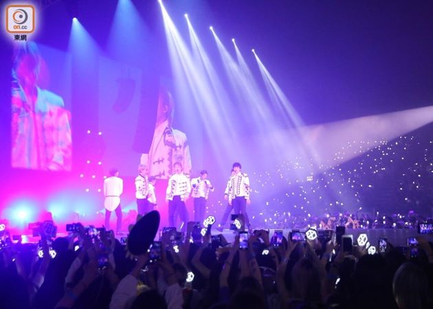 Gambar Foto Konser encore tersebut diberi nama 'EXO PLANET #4 - The ElyXiOn [dot]' dan akan menjadi pamungkas dari rangkaian tur konser keempat EXO ini.