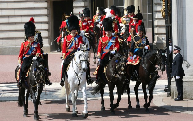 Gambar Foto Pangeran Charles, Pangeran William, Pangeran Andrew dan Putri Anne Gagah Pimpin Pasukan Berkuda di Perayaan Ulang Tahun Ratu Elizabeth II