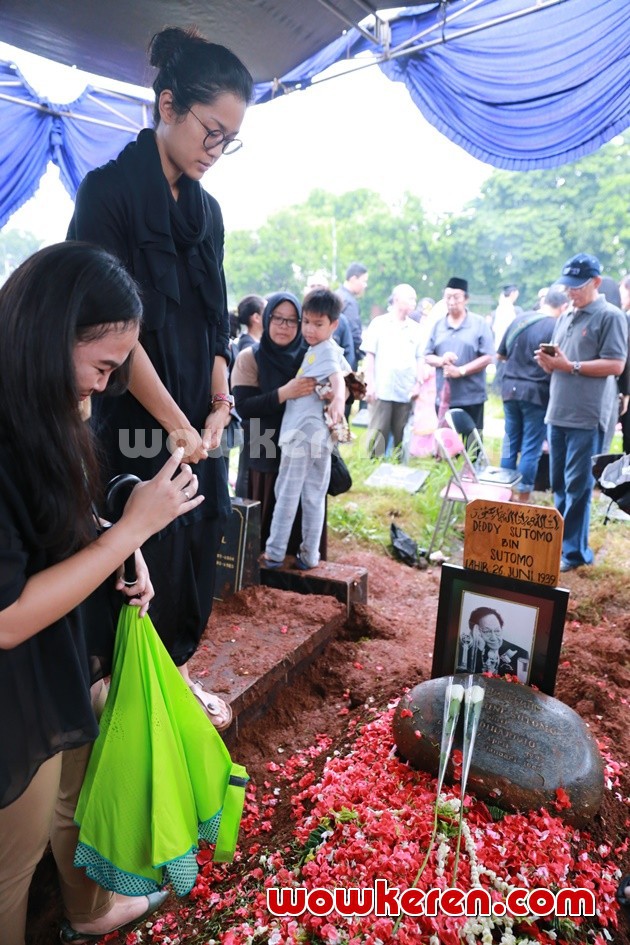 Gambar Foto Prisia Nasution Hadir di Pemakaman Deddy Sutomo