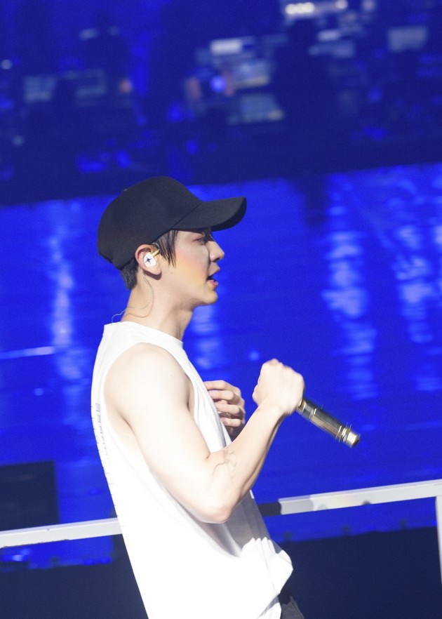 Gambar Foto Chanyeol keren pamer lengan berotot di konser EXO The ElyXiOn [dot].