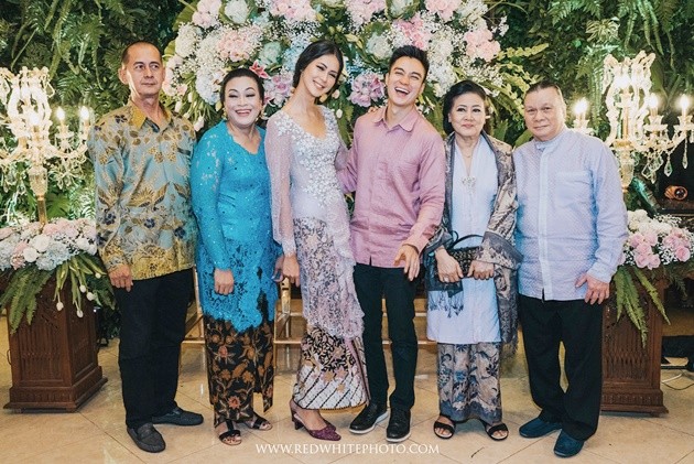 Gambar Foto Paula dan Baim Wong tampak senyum ceria ketika foto keluarga