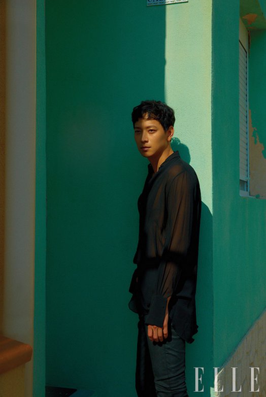 Gambar Foto Kang Dong Won di Majalah ELLE Edisi Agustus 2018