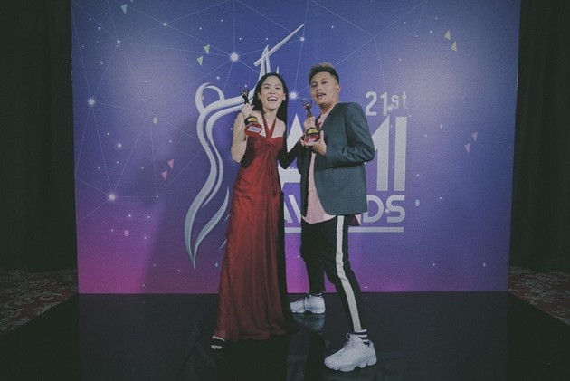 Gambar Foto Sheryl Sheinafia dan Rizky Febian Bangga Pamerkan Piala AMI Awards 2018