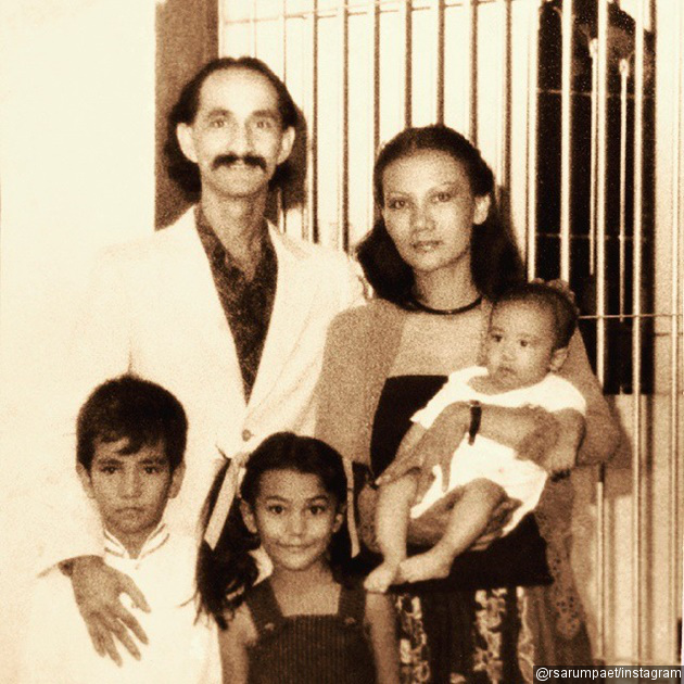 Gambar Foto Demikian potret keluarga Ratna saat ia masih muda.
