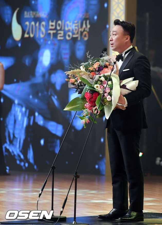 Gambar Foto Lee Sung Min Menerima Trofi di Buil Film Awards 2018