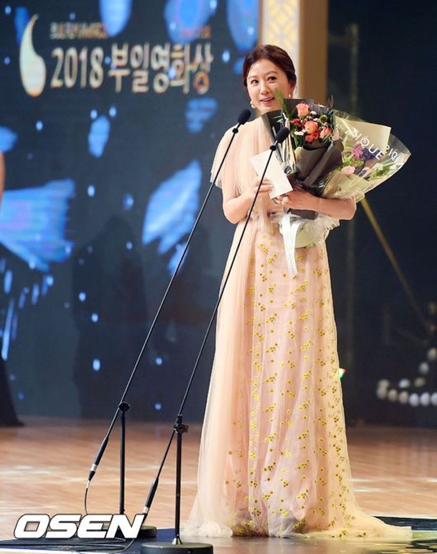 Gambar Foto Kim Hee Ae Menerima Trofi di Buil Film Awards 2018