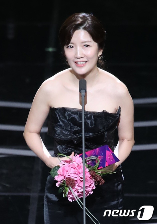 Gambar Foto Jang So Yeon sukses meraih penghargaan Best Supporting Actress di APAN Star Awards 2018.
