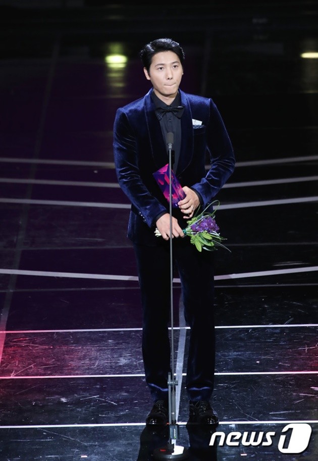 Gambar Foto Lee Sang Woo berhasil membawa pulang piala Top Excellence Actor di APAN Star Awards 2018.