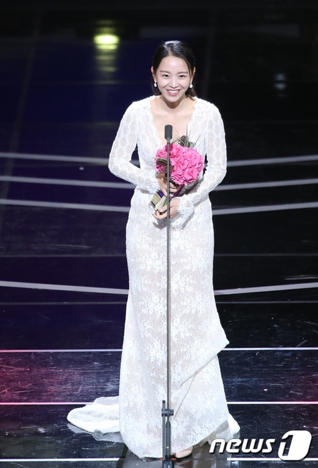 Gambar Foto Shin Hye Sun sukses meraih penghargaan Top Excellence Actress di APAN Star Awards 2018.