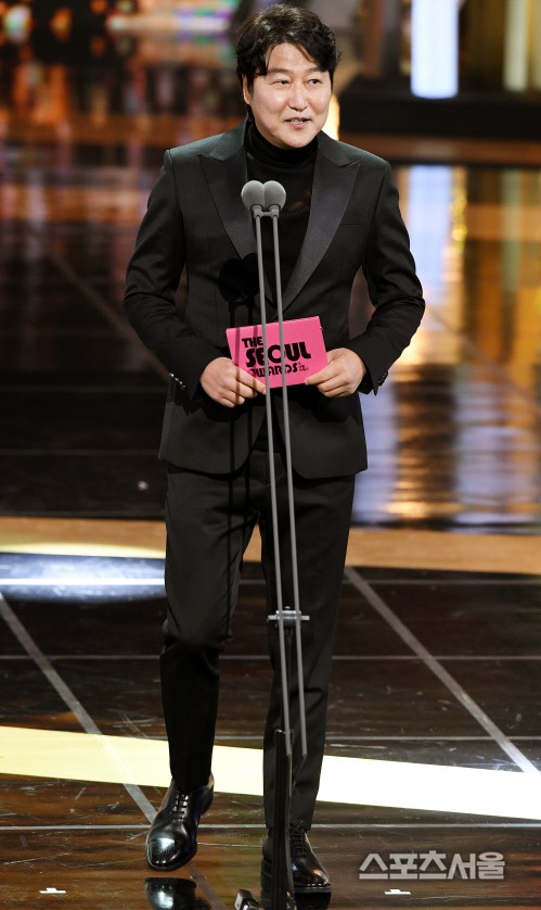 Gambar Foto Song Kang Ho Saat Bacakan Nominasi Best Actor and Actress Award Kategori Film