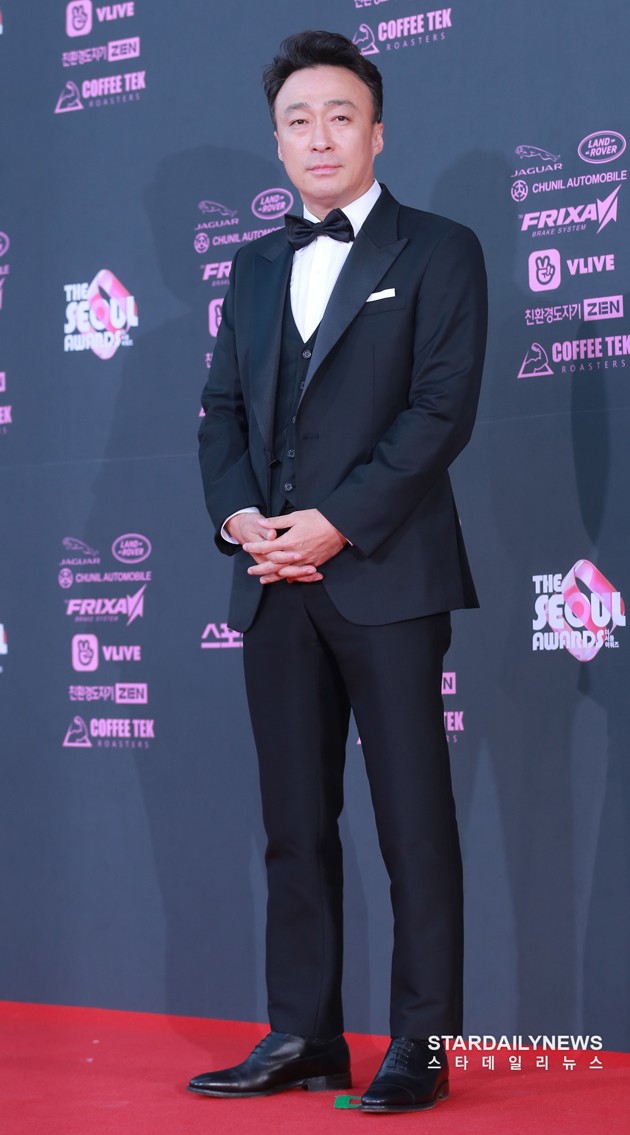 Gambar Foto Lee Sung Min di red carpet The Seoul Awards 2018.