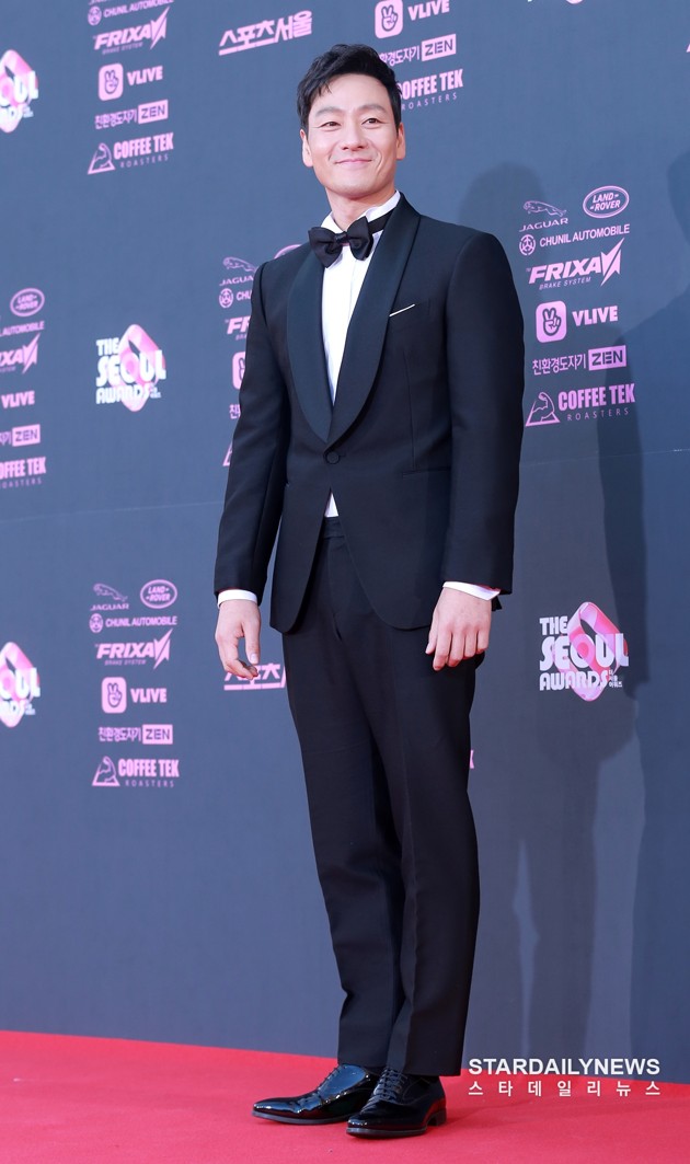 Gambar Foto Park Hae Soo di red carpet The Seoul Awards 2018.