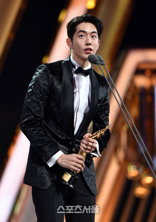 Gambar Foto Nam Joo Hyuk Raih Piala Best New Actor Award Kategori Film
