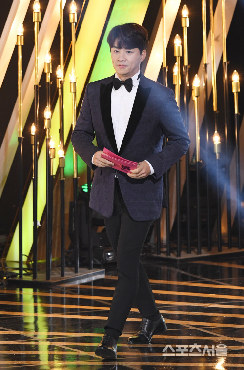 Gambar Foto Jung Sang Hoon Saat Bacakan Nominasi Best Supporting Actor Award Kategori Drama