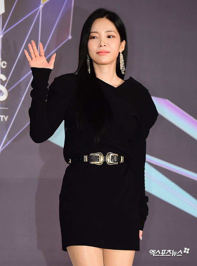 Gambar Foto Heize tampil cantik memakai gaun hitam di Genie Music Awards 2018.