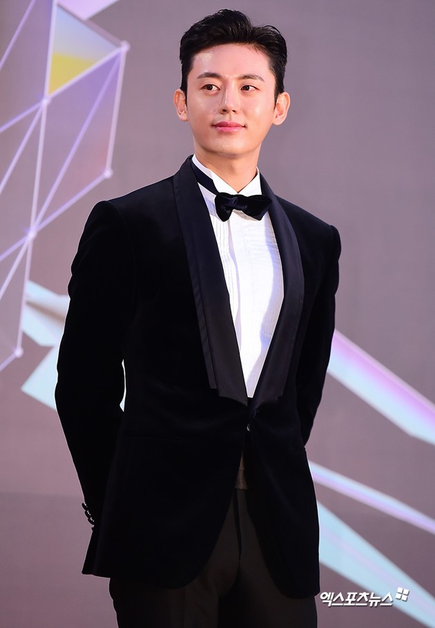 Gambar Foto Lee Ji Hoon datang sebagai pembaca nominasi pemenang Genie Music Awards 2018.