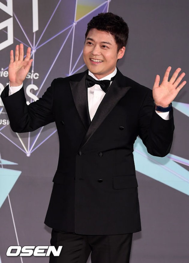 Gambar Foto Jun Hyun Moo menjadi MC tunggal Genie Music Awards 2018.