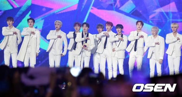 Gambar Foto Wanna One mendapat penghargaan Vocal Track Male, MBC Plus Star Award dan Song of the Year.